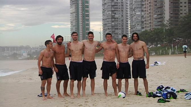 Foto di gruppo prima di una sfida a beach volley